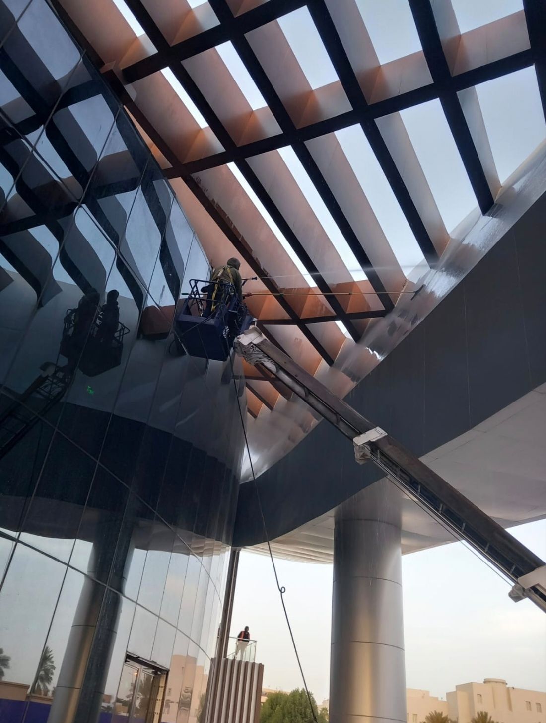 تنظيف واجهات زجاجيه