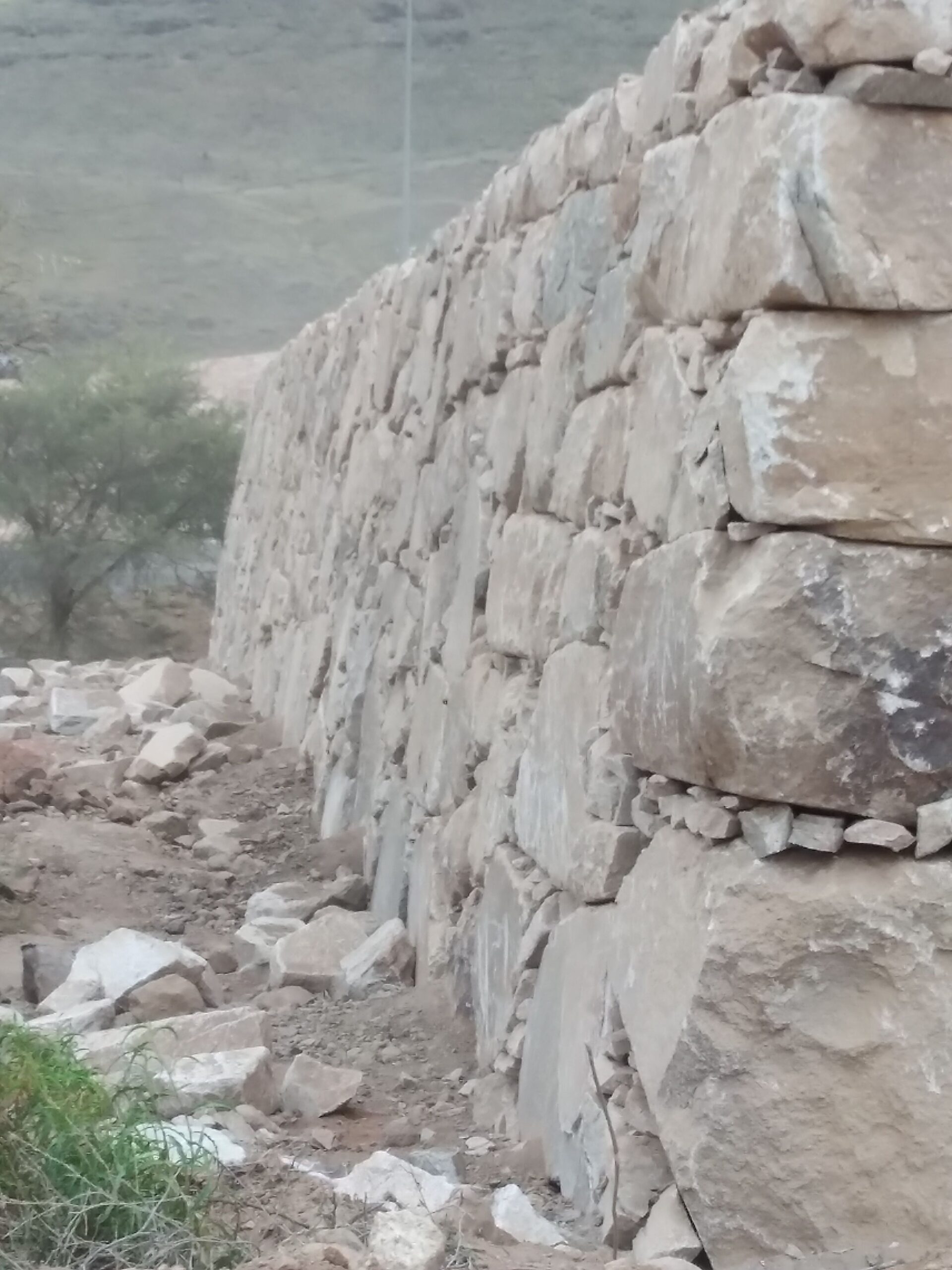 بناء حجر. معلم. جدران