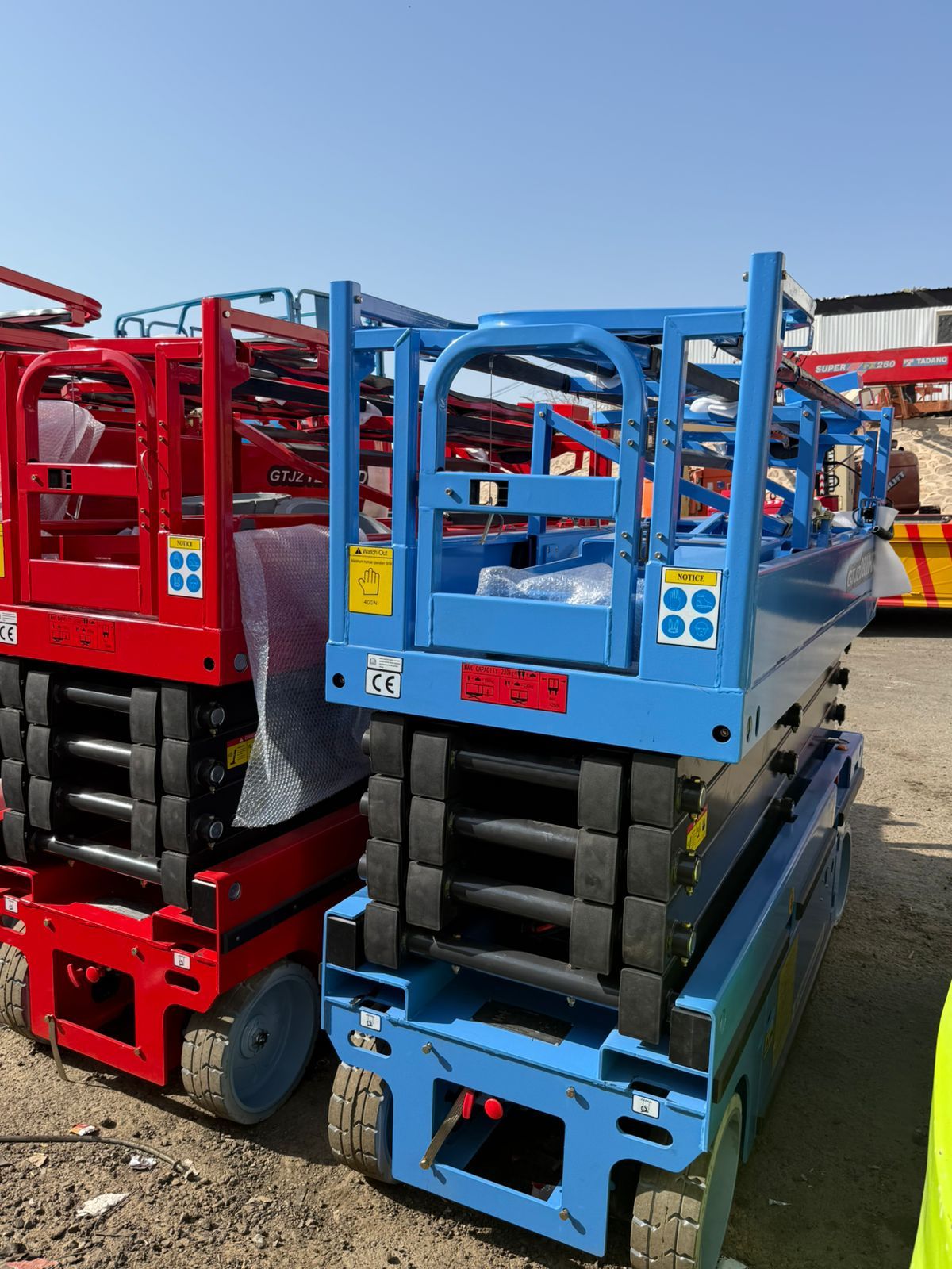 سيزرلفت ومان لفت ورافعات شوكيه وجي سي بي وبوم تراك