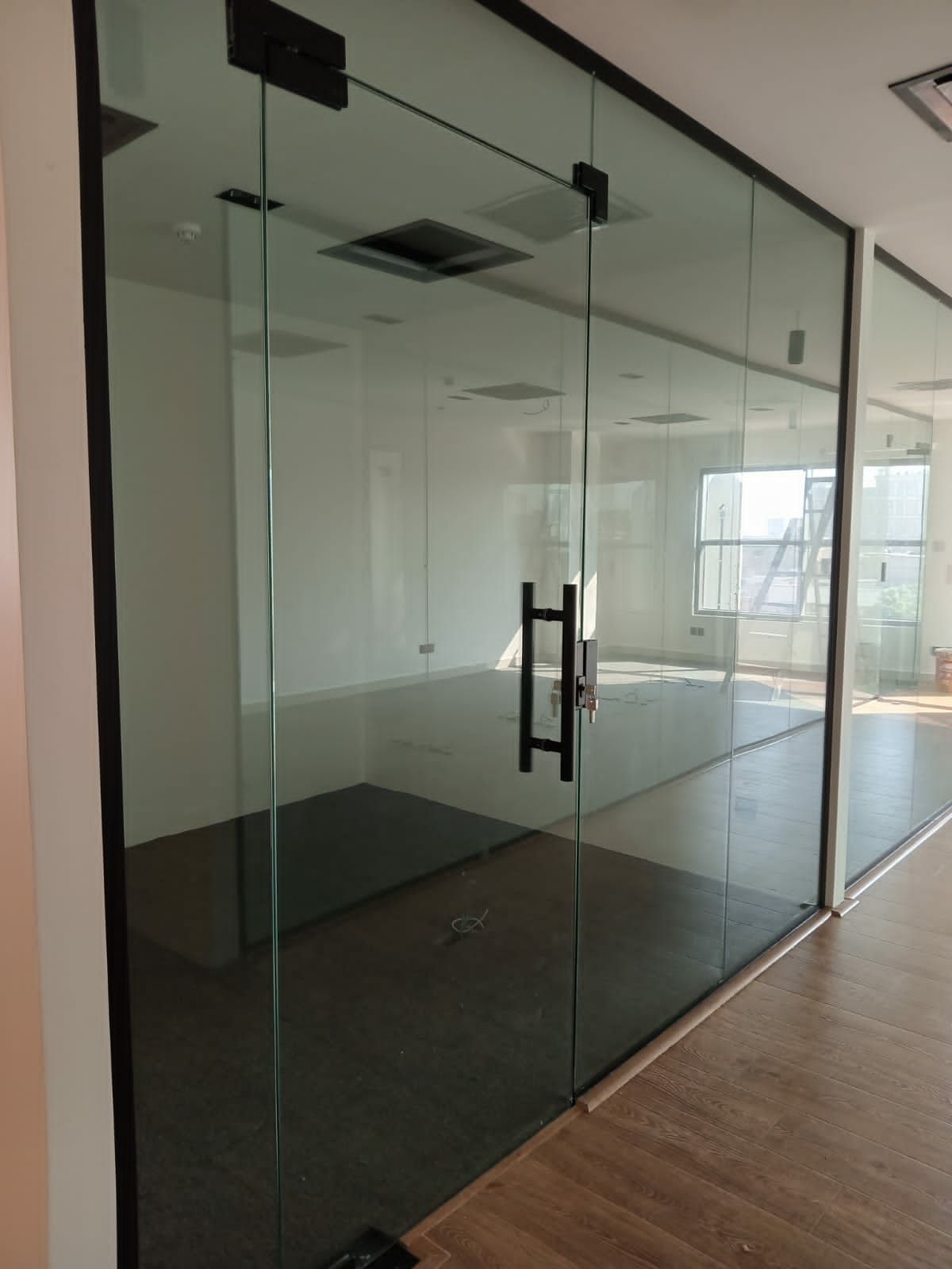 توريد وتركيب جميع اعمال زجاج سكريت الدمام