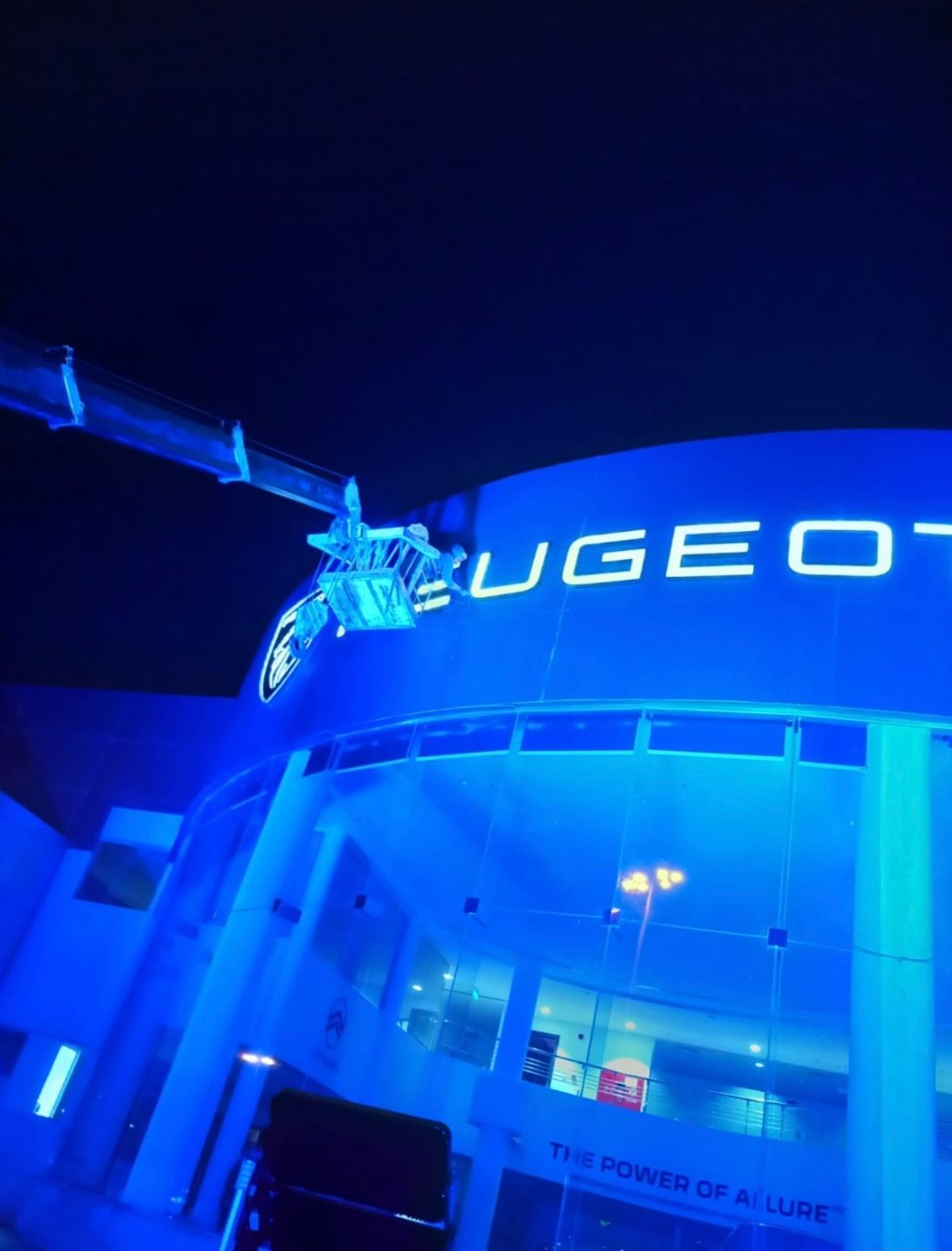 تنظيف واجهات زجاجيه