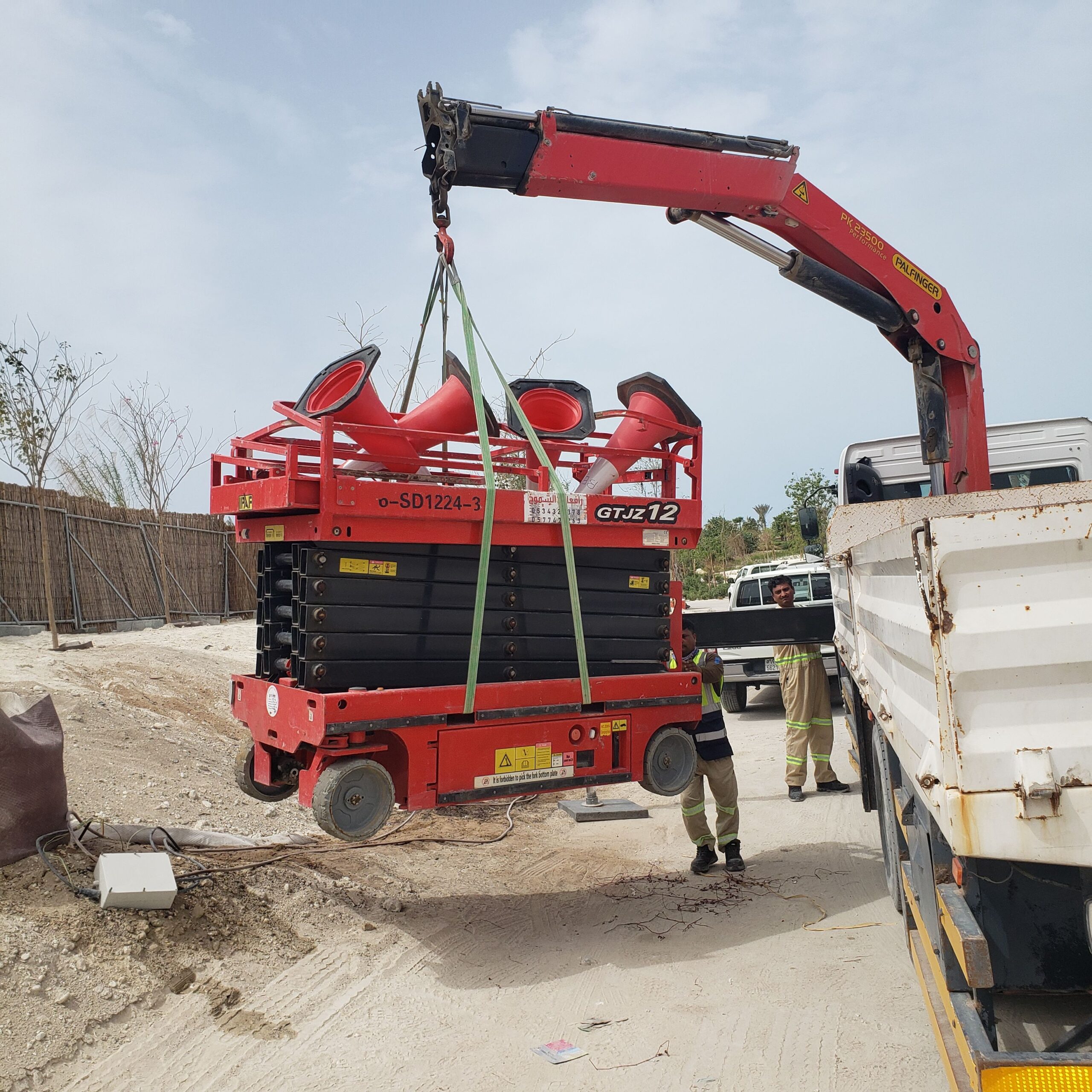 سيزرلفت رافعات مقصية مان لفت سقالات كهربائيه جدة م