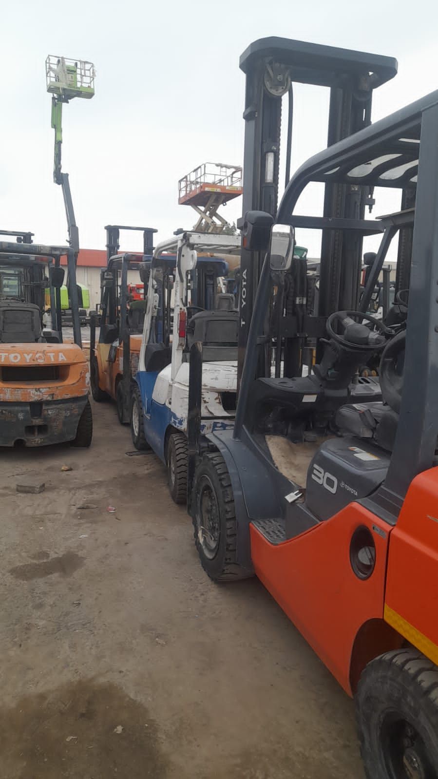 رافعات شوكيه للايجار في الرياض جاهز للعمل