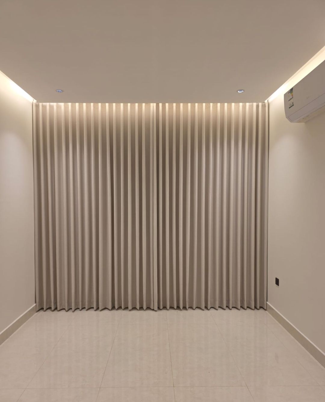 ستائر مودرن امريكي روماني كهربائيه رول وأي في فندق