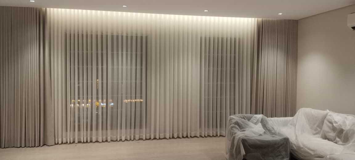 ستائر مودرن امريكي روماني كهربائيه رول وأي في فندق