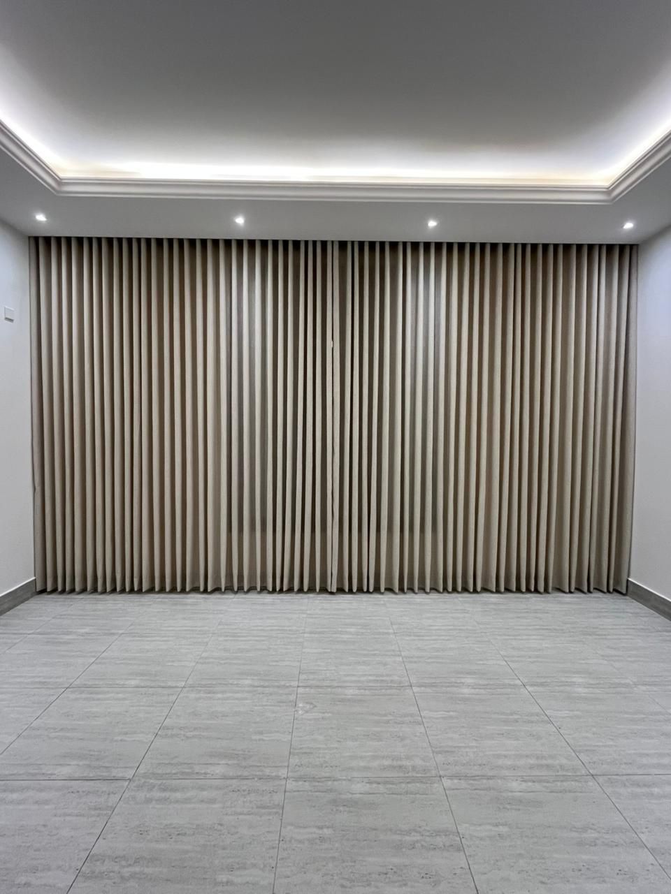 ستائر مودرن امريكي روماني كهربائيه رول وأي في فندق