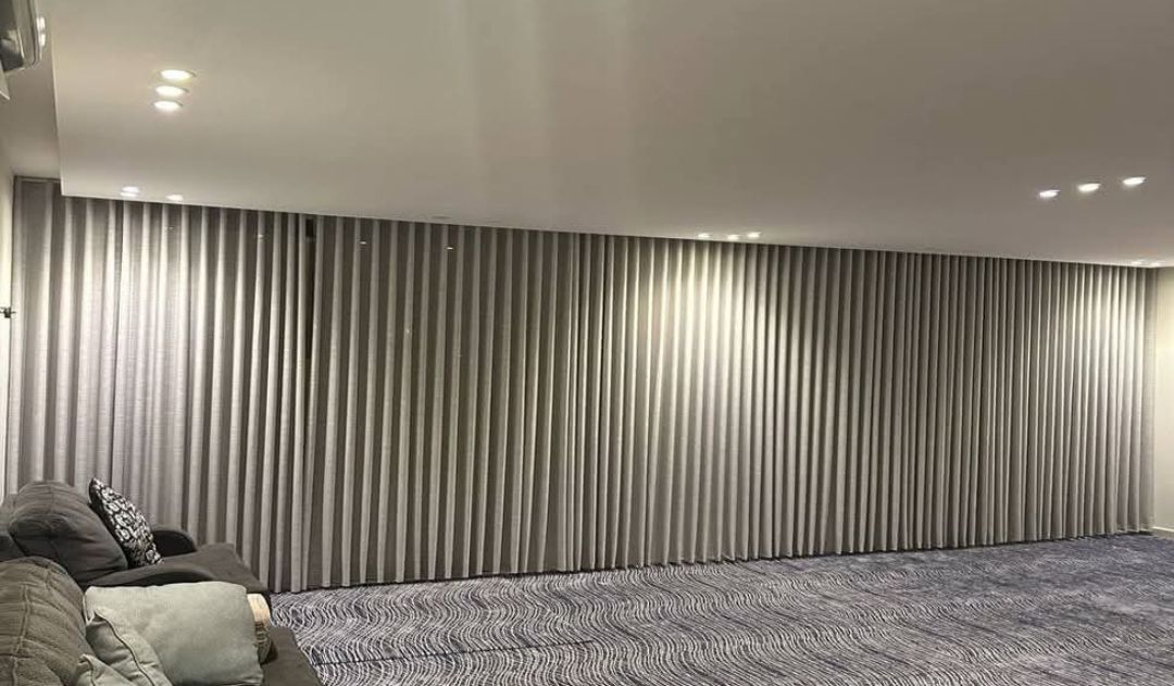 ستائر مودرن امريكي روماني كهربائيه رول وأي في فندق