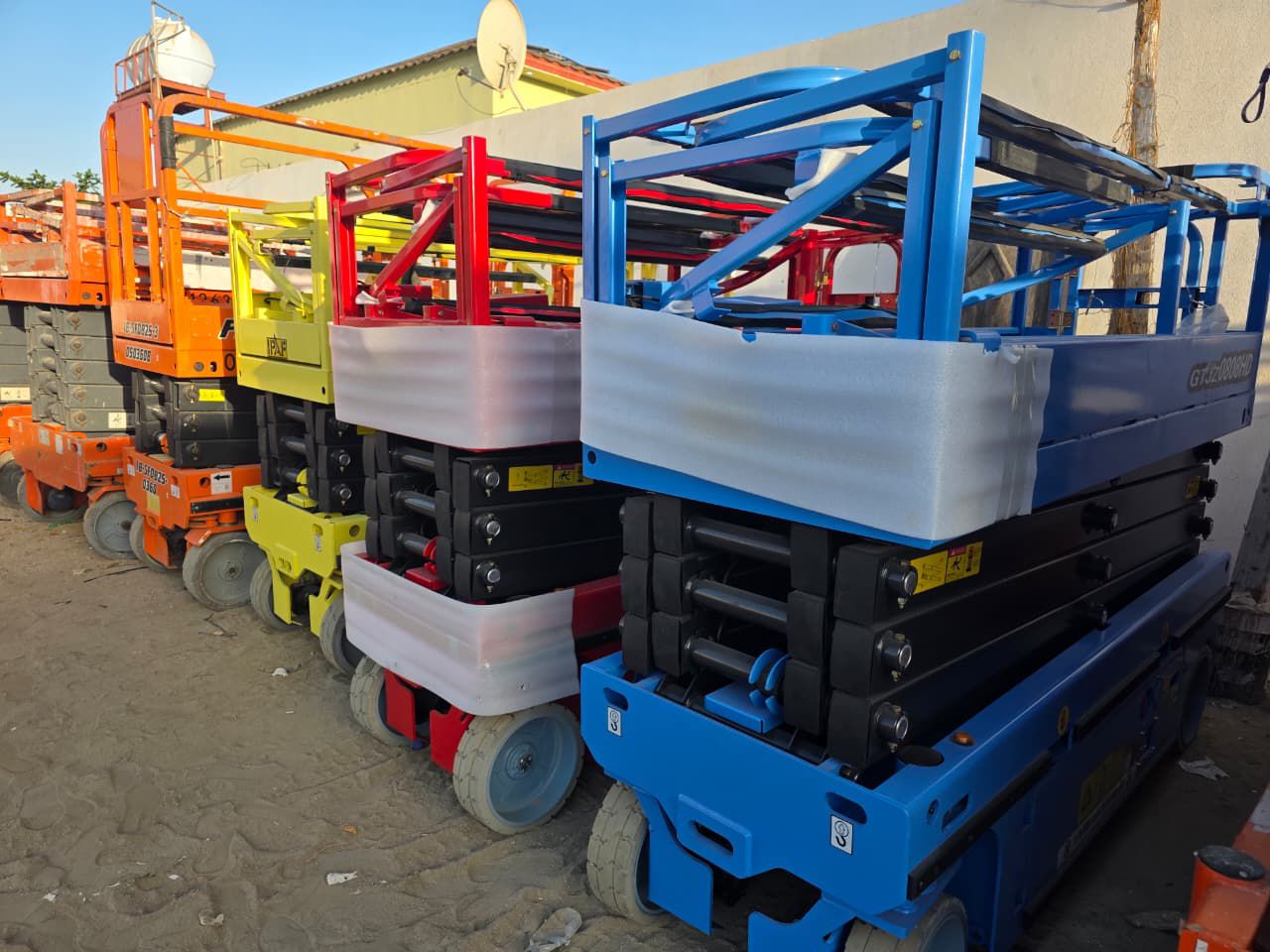 رافعة شوكية مان لفت سيزرلفت سقالات للايجار حائل