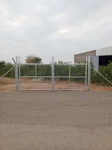 تسوير المزارع والملاعب وتوريد وزراعة النخيل العربي