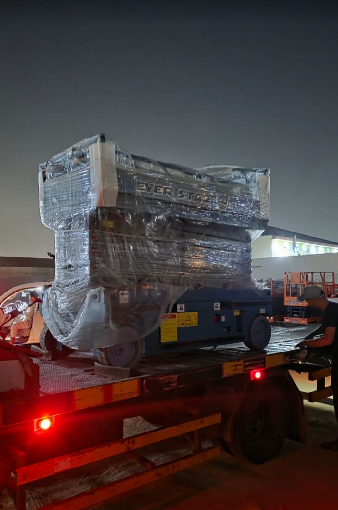 تاجير سيزرلفت مانلفت رافعة مقصية رافعة شوكية ابراج