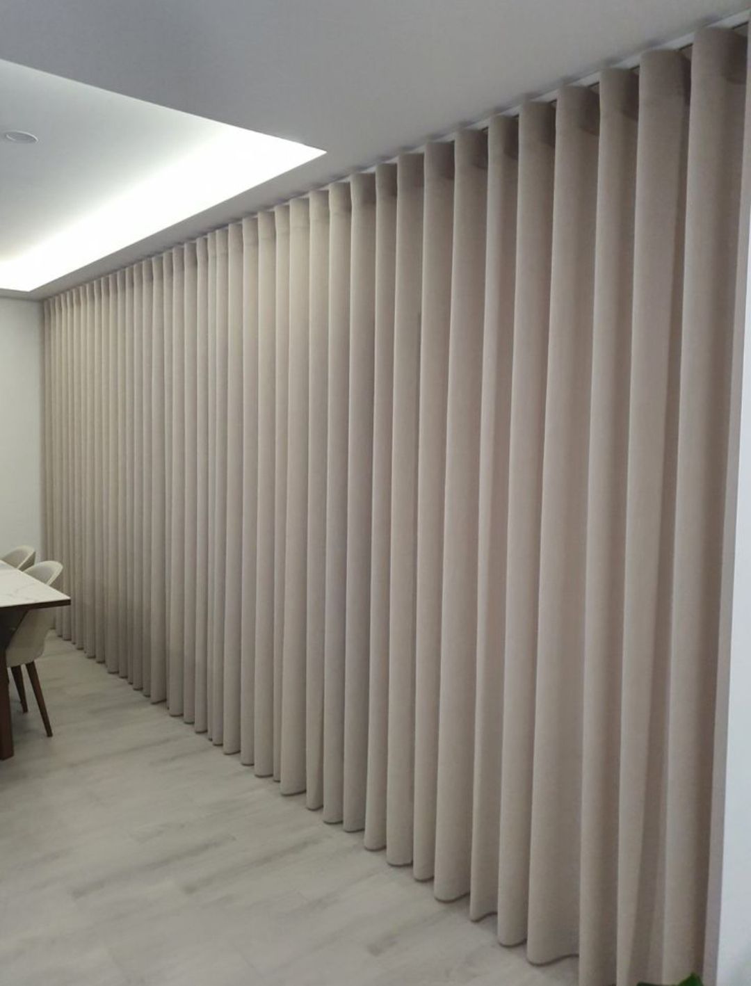 ستائر مودرن امريكي روماني كهربائيه رول وأي في فندق