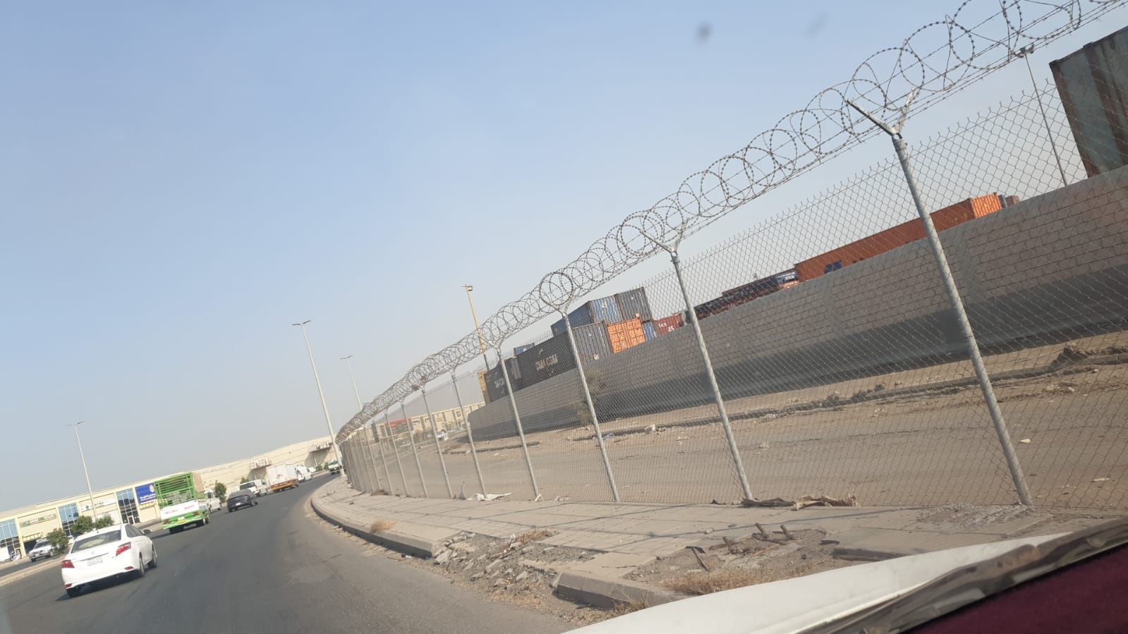 تسوير المزارع والملاعب وتوريد وزراعة النخيل العربي