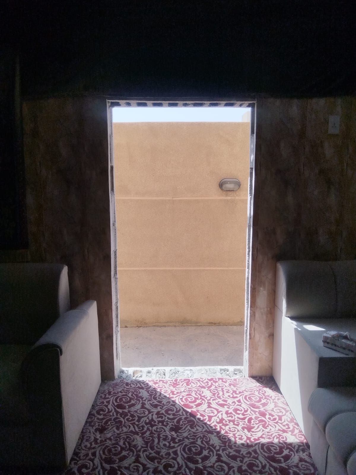 للقص وتكسير ابواب ونوافذ وتركيب جميع السرميك