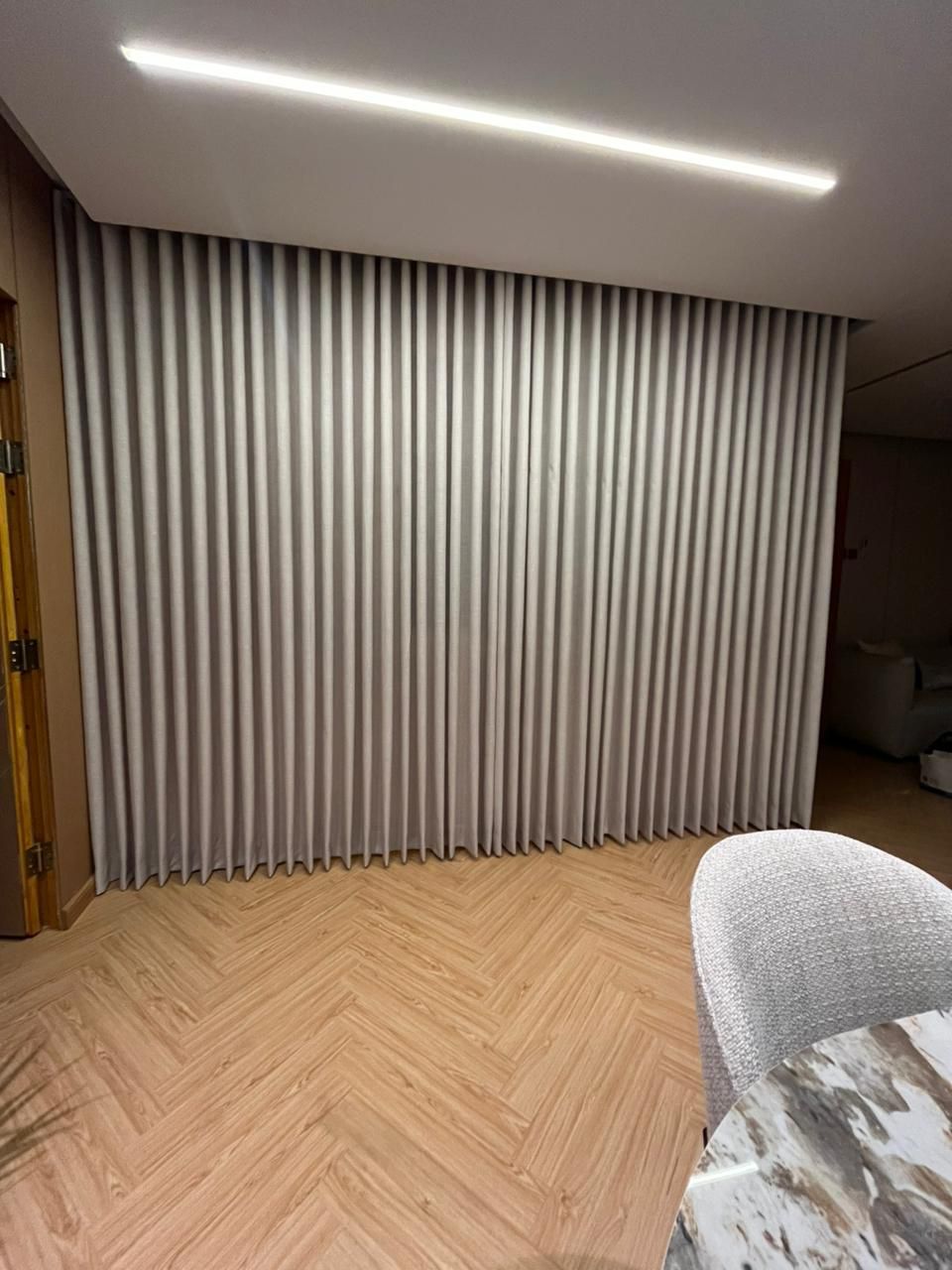 ستائر مودرن امريكي روماني كهربائيه رول وأي في فندق