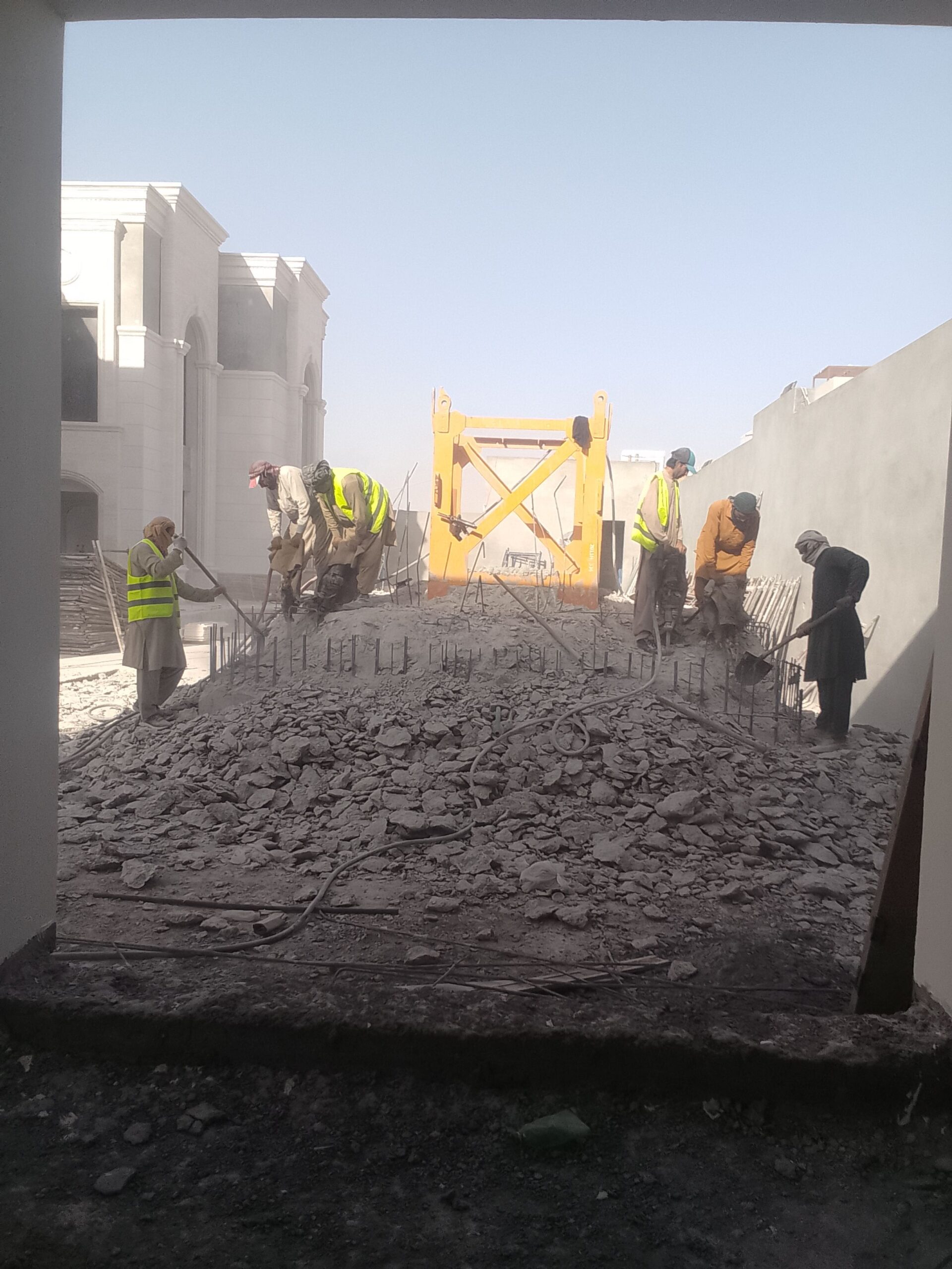 كمبريسر تكسيرجدران حمامات الارضيةوملحق حفر قواعد خ