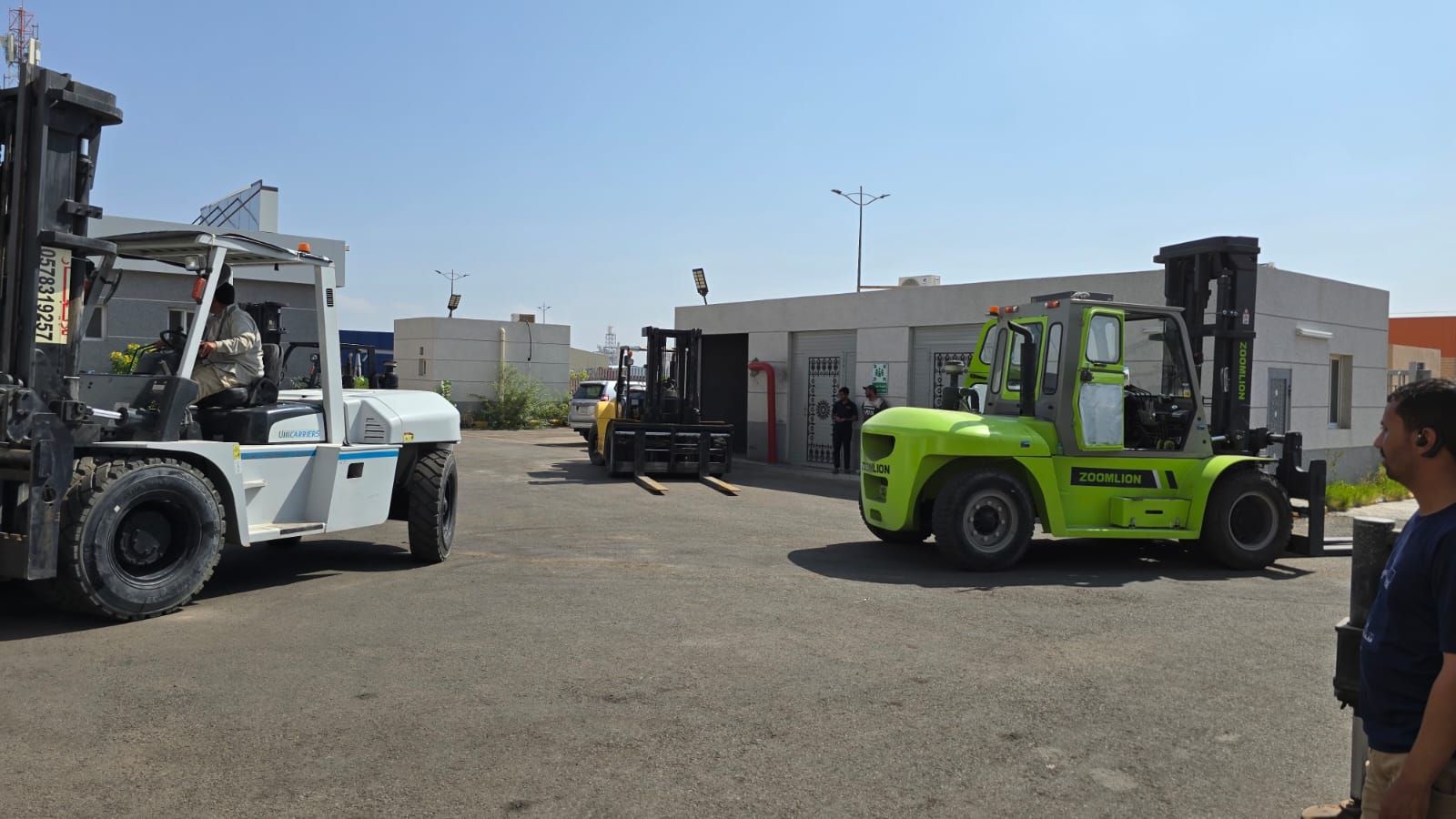 سيزرلفت ومان لفت ورافعات شوكيه وجي سي بي وبوم تراك