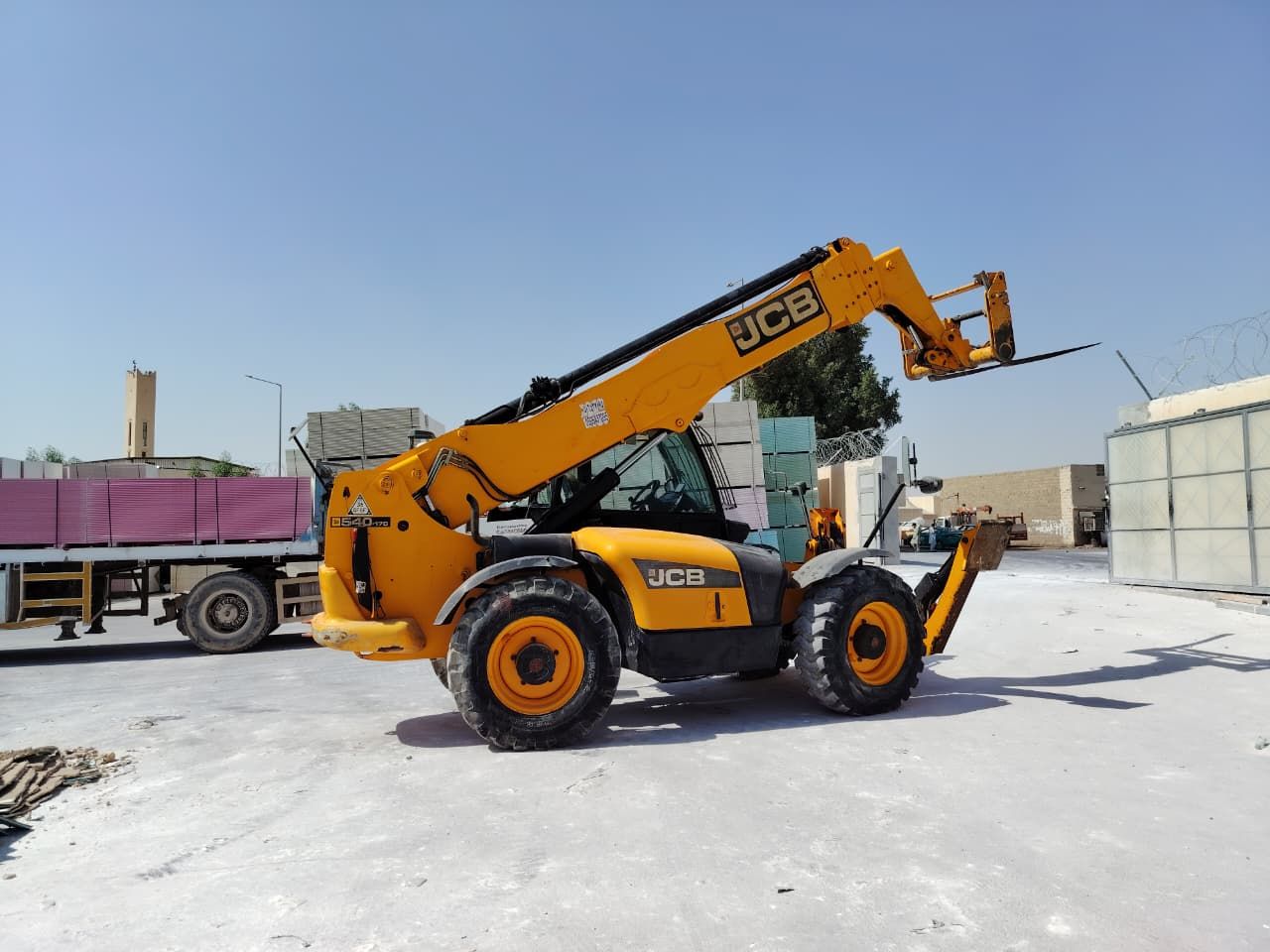 سيزرلفت مانلفت للايجار رافعات شوكيه كرينات جي سي ب