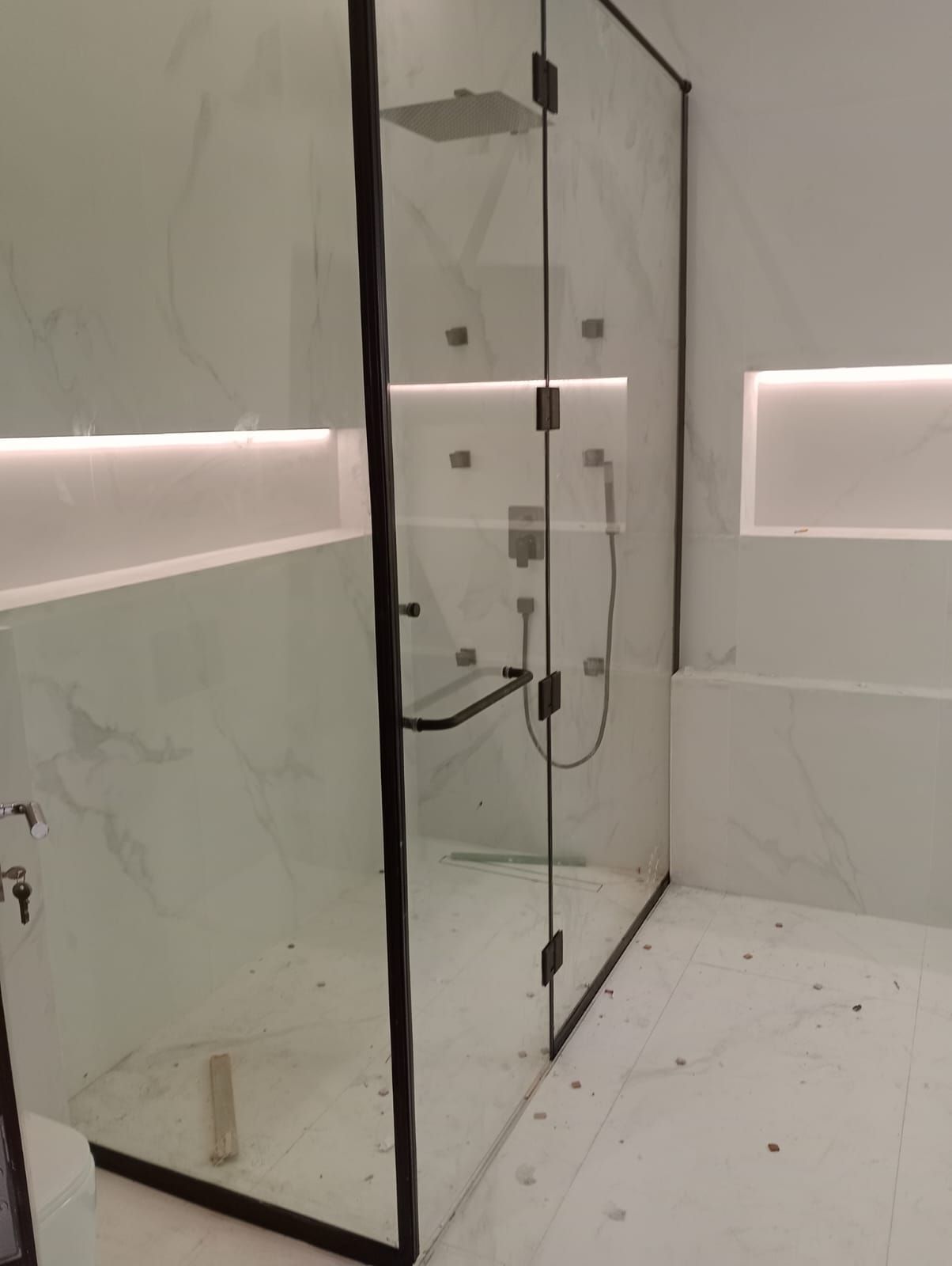 جميع اعمال الزجاج سكريت والالمينوم