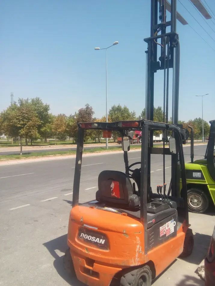 سيزرلفت للايجار مان لفت رافعات شوكية للايجار